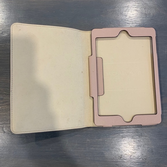 ⭐️Michael Kors Tablet case⭐️ - Picture 3 of 4